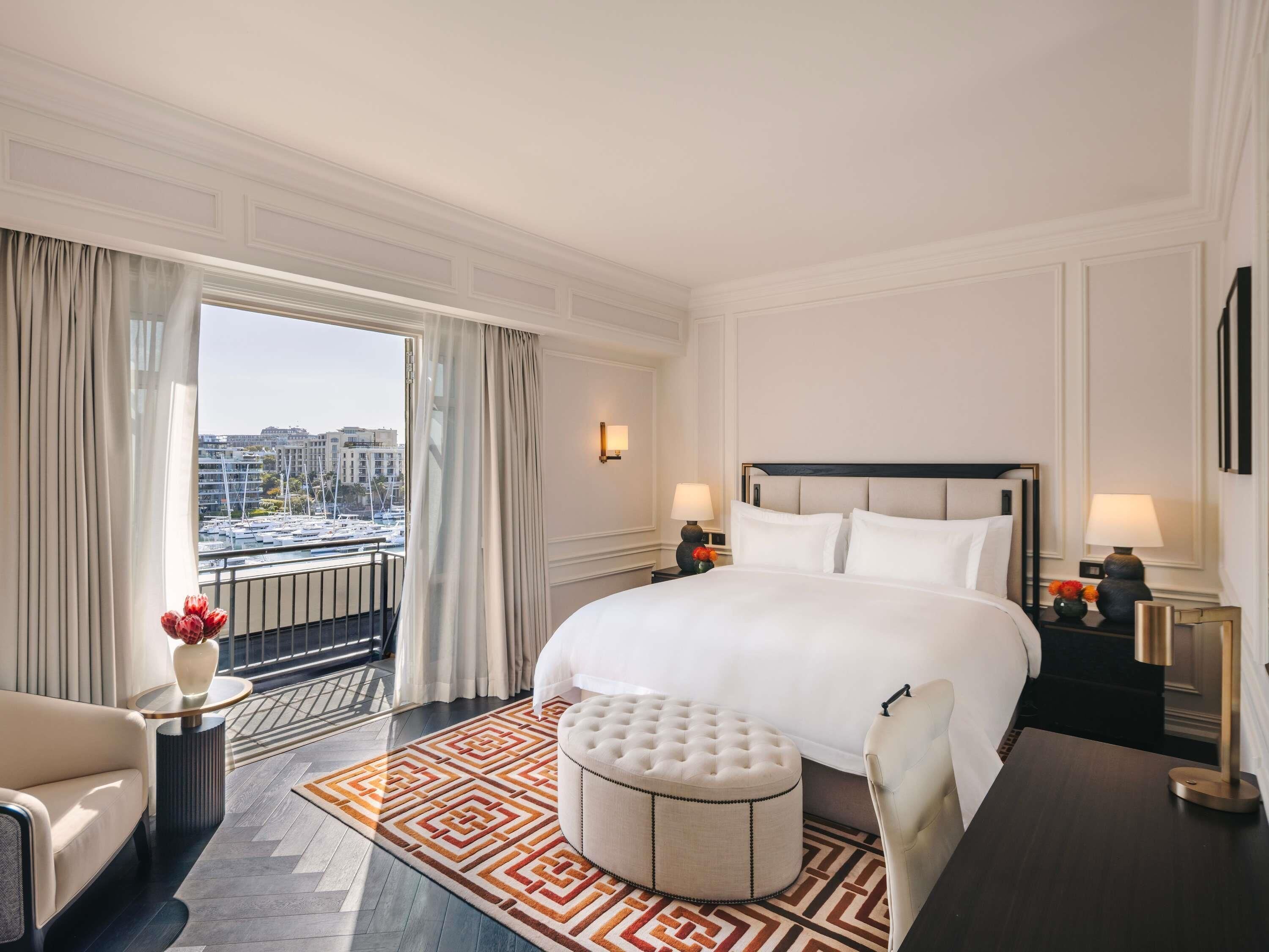 Ropa de cama de alta calidad, cubrecamas y minibar 