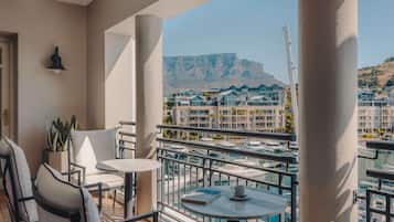 Suite, 2 Bedrooms | Peralatan tempat tidur premium, gebar bulu kapas, bar mini