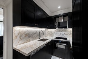 Suite, 3 habitaciones | Cocina privada | Frigorífico pequeño, cafetera o tetera y trona infantil