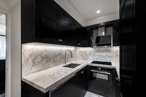 Suite, 3 Bedrooms | Private kitchen | Mini-fridge, coffee/tea maker, high chair
