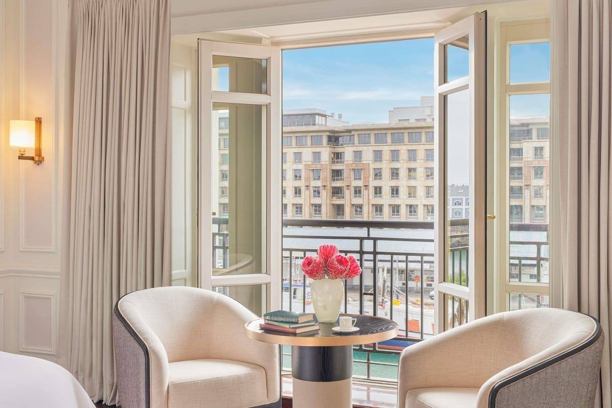 أغطية فراش متميزة وألحفة محشوة بالريش وميني بار وخزنة داخل الغرفة