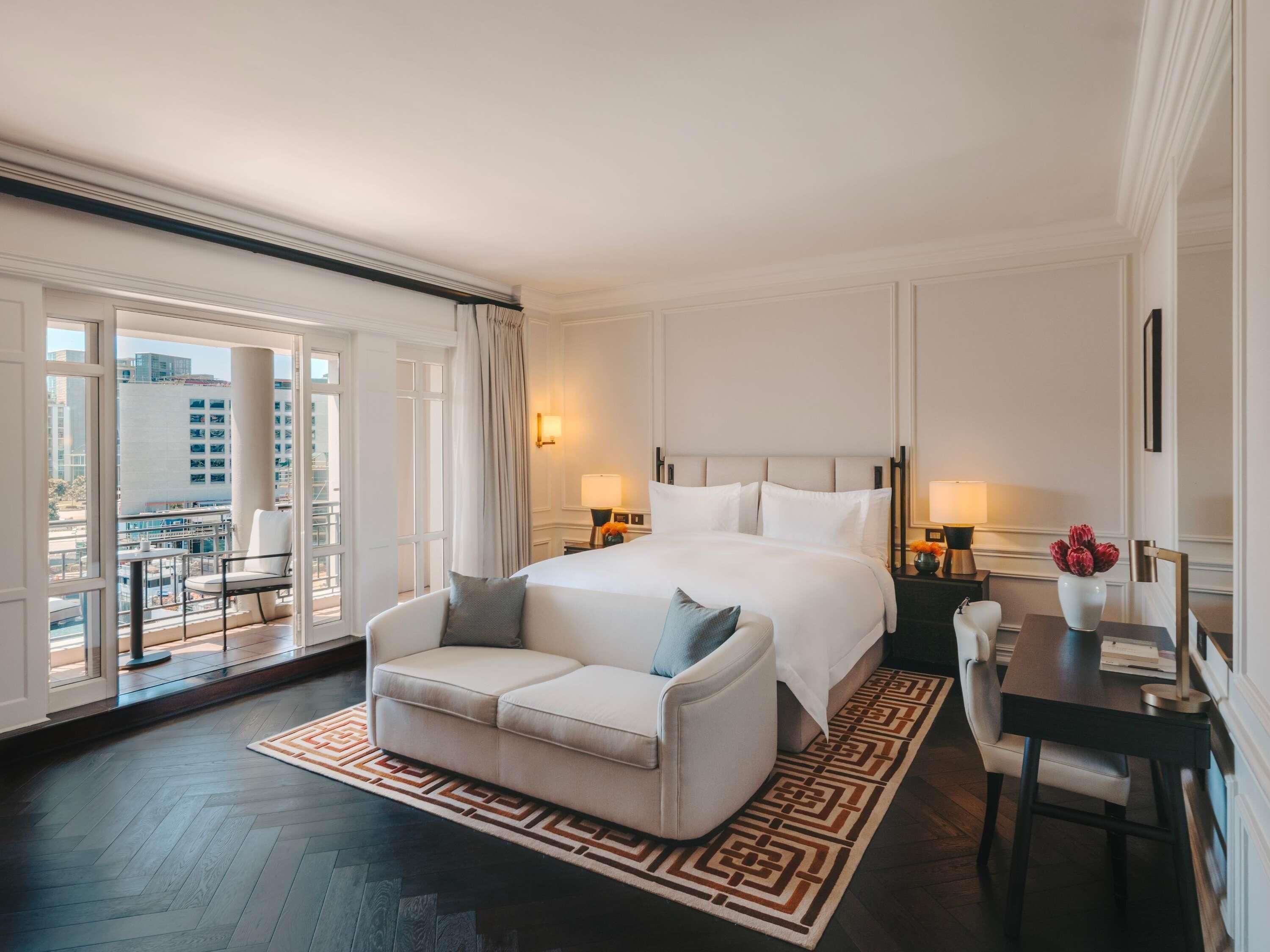 Ropa de cama de alta calidad, cubrecamas y minibar 