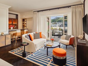 Ropa de cama de alta calidad, cubrecamas y minibar 