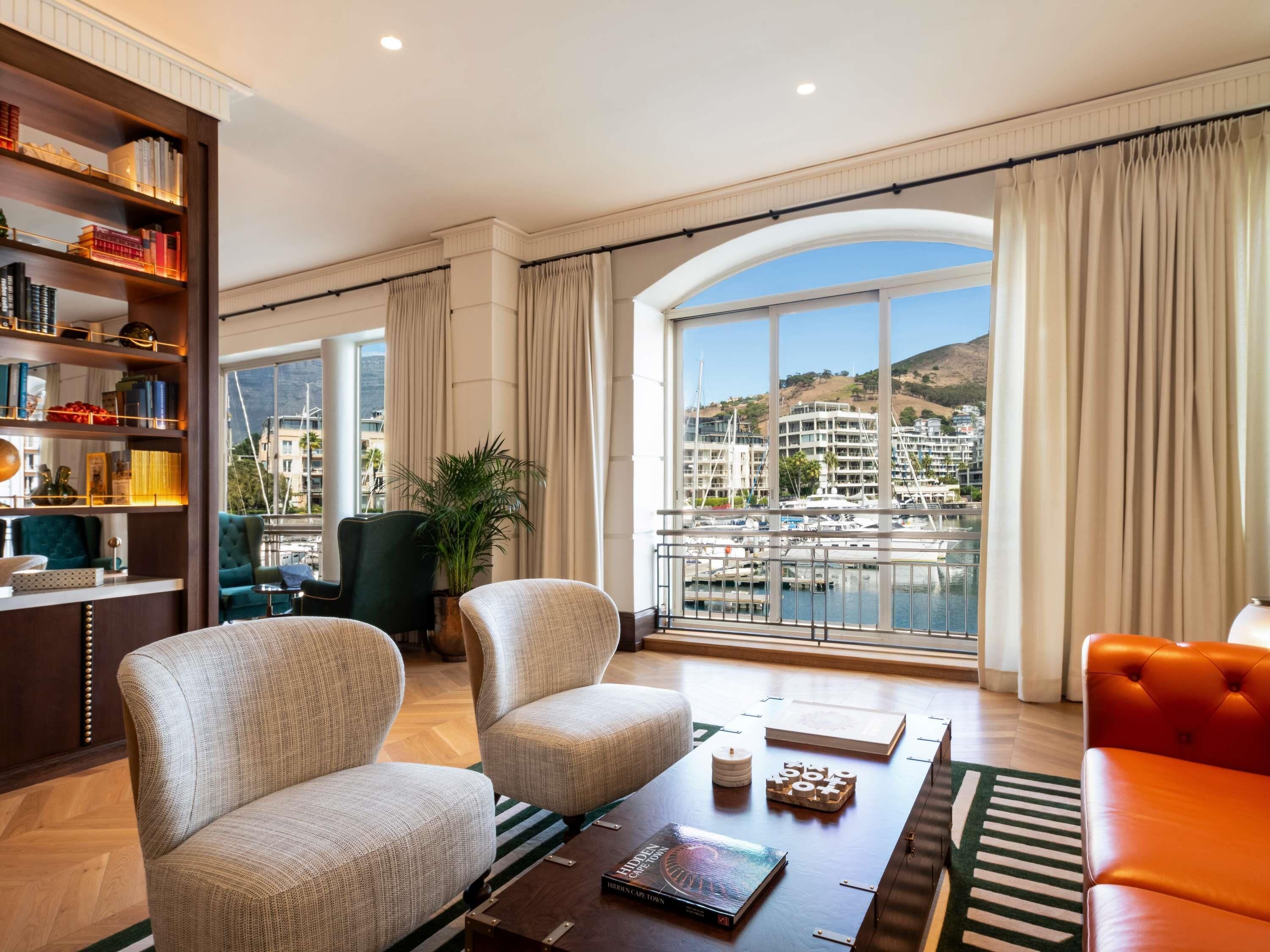 Breakfast, lunch, dinner served; pool views 