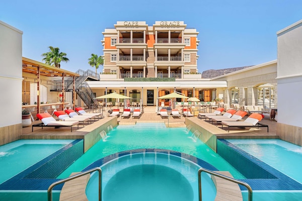 Utendørsbasseng, bassengparasoller og solsenger