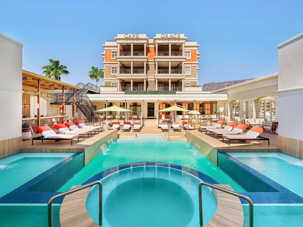 Outdoor pool, pool umbrellas, sun loungers - Cape Grace, A Fairmont Managed Hotel (Cape Town)