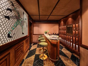 2 bars/lounges, cocktail bar, lobby lounge