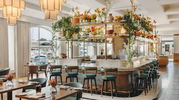 供应早餐、午餐和晚餐,泳池景观