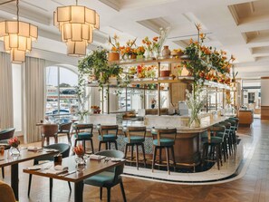 Petit déjeuner, déjeuner et dîner servis sur place, vue sur la piscine
