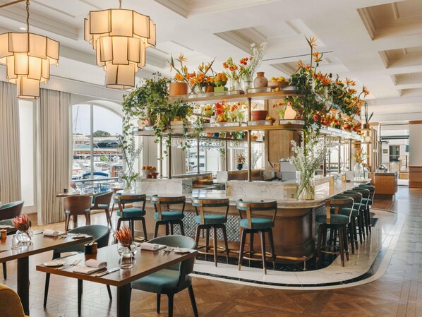 供應早餐、午餐、晚餐；池景