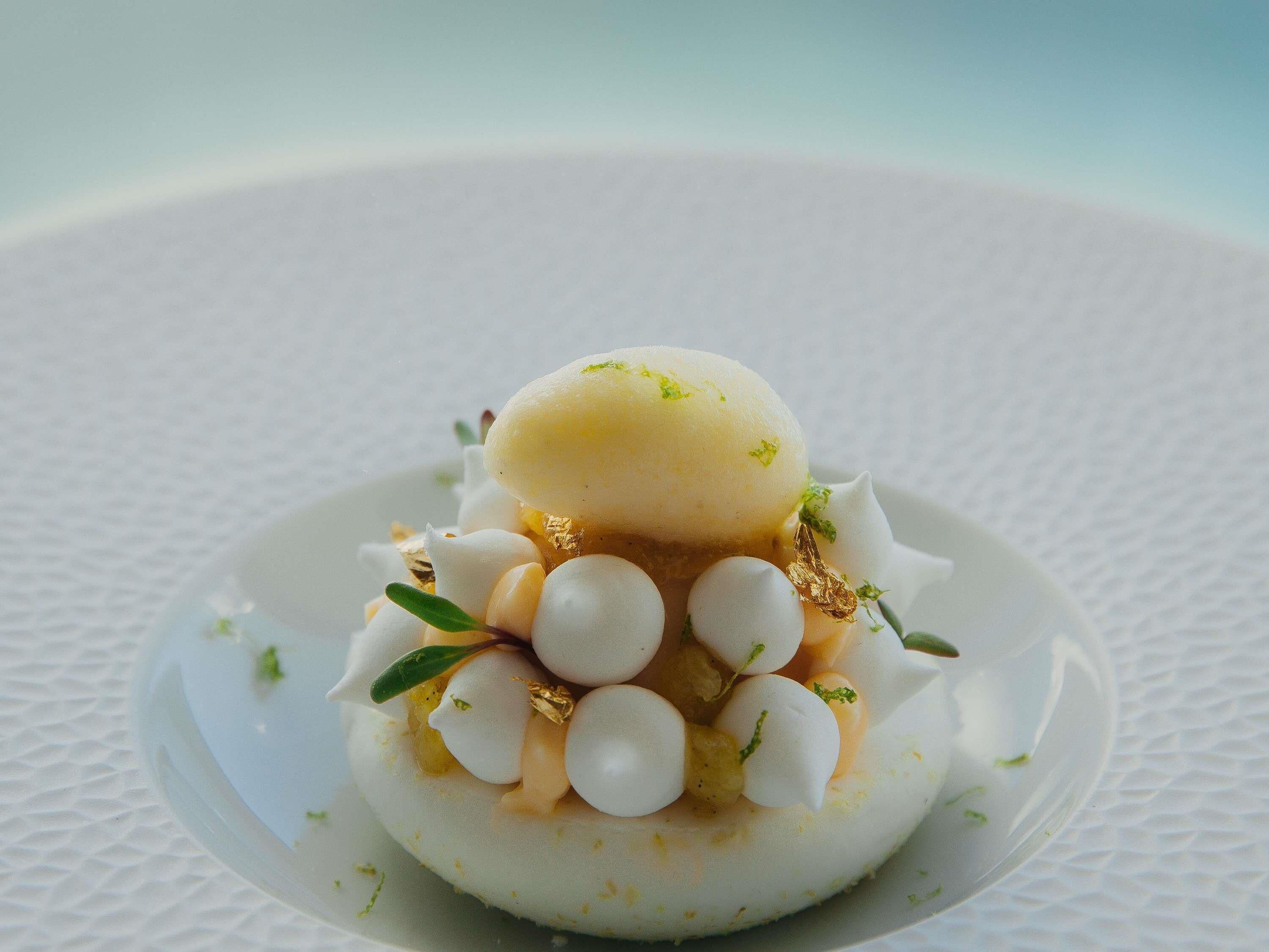Un postre sobre un plato blanco con superficie texturizada.
