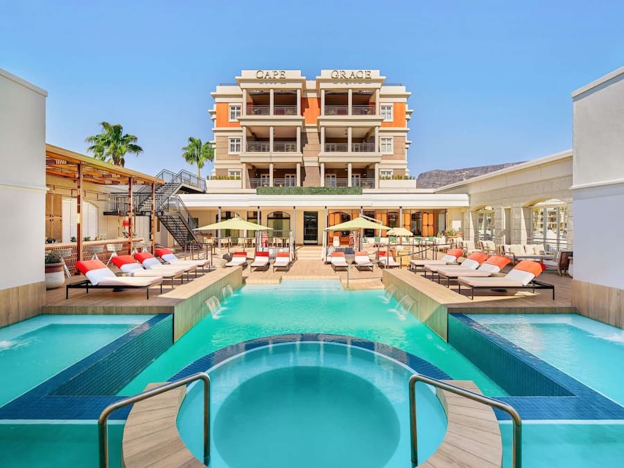 Kolam renang terbuka, payung kolam, kerusi lepak pantai