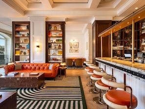 2 bars/lounges, cocktail bar, lobby lounge