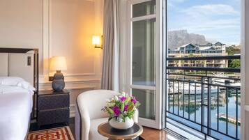 Sengetøy av topp kvalitet, dundyner, minibar og safe på rommet