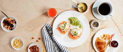 Un desayuno con diferentes alimentos y bebidas sobre una mesa de mármol.