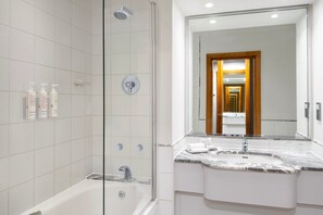 Combined shower/tub, designer toiletries, hair dryer, towels - Delta Hotels Bexleyheath (Bexleyheath)