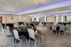 Serves lunch and dinner - Delta Hotels Bexleyheath (Bexleyheath)