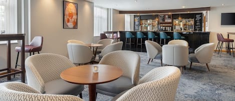 Sert le déjeuner et le dîner