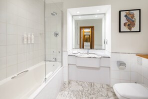 Combined shower/tub, designer toiletries, hair dryer, towels - Delta Hotels Bexleyheath (Bexleyheath)