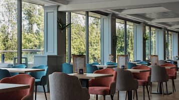 Breakfast, lunch, dinner served; international cuisine