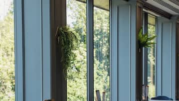 Sarapan dan makan tengah hari dihidangkan, masakan antarabangsa