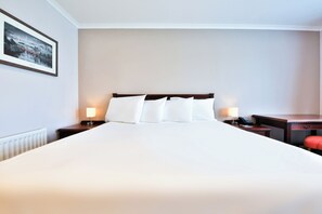 In-room safe, laptop workspace, iron/ironing board - Copthorne Hotel Cardiff-Caerdydd (Cardiff)