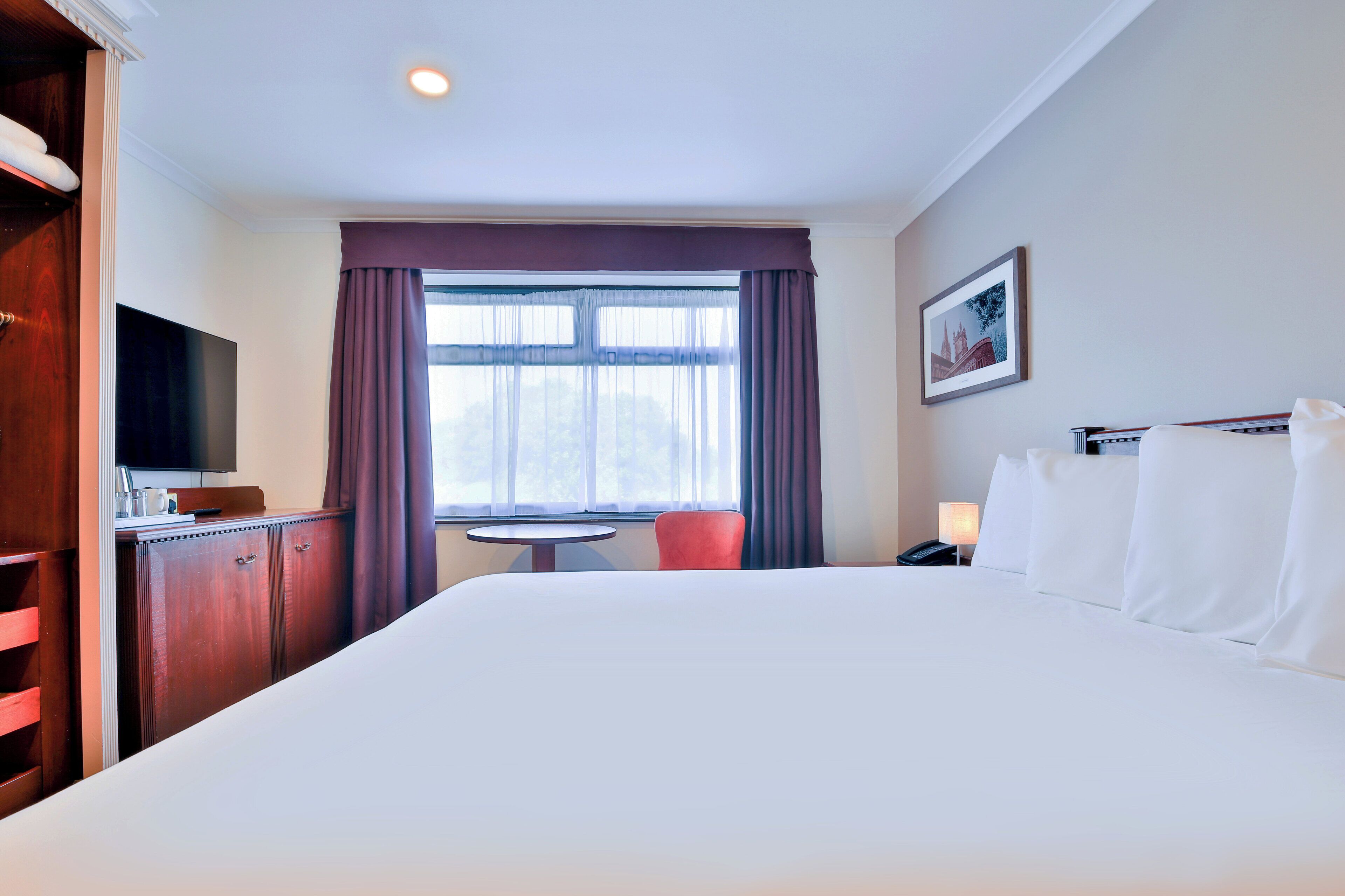 خزنة داخل الغرفة ومساحة عمل للكمبيوتر المحمول ومكواة/لوح كي