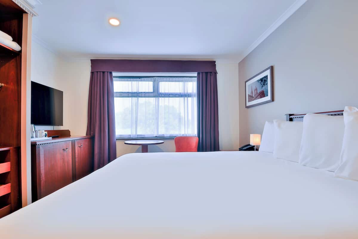 خزنة داخل الغرفة ومساحة عمل للكمبيوتر المحمول ومكواة/لوح كي