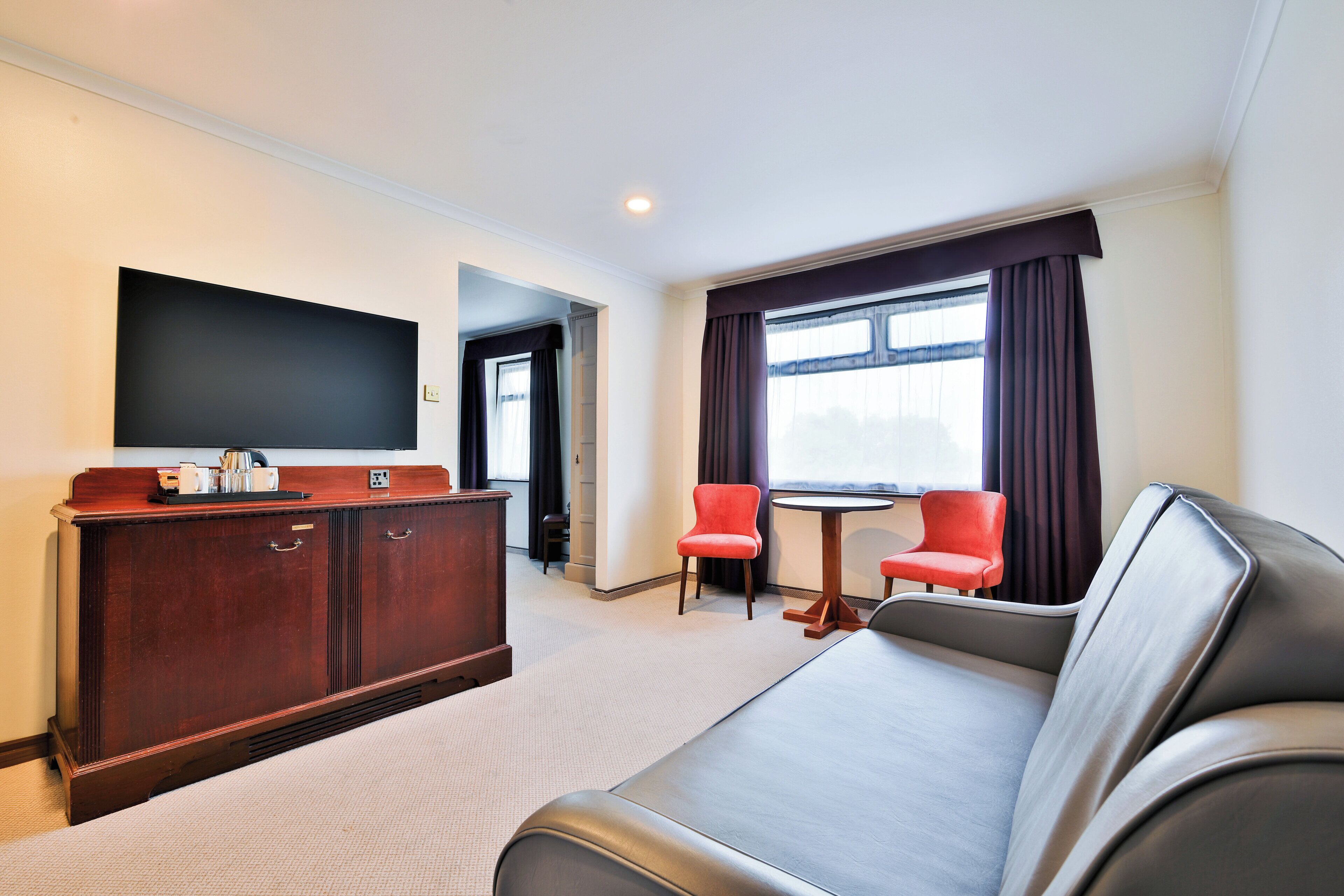 Zimmersafe, laptopgeeigneter Arbeitsplatz, Bügeleisen/Bügelbrett