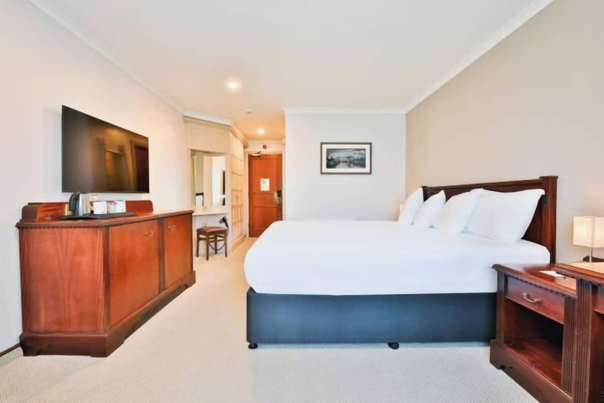 In-room safe, laptop workspace, iron/ironing board