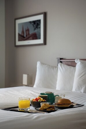 Brankas, ruang kerja ramah laptop, dan setrika/meja setrika