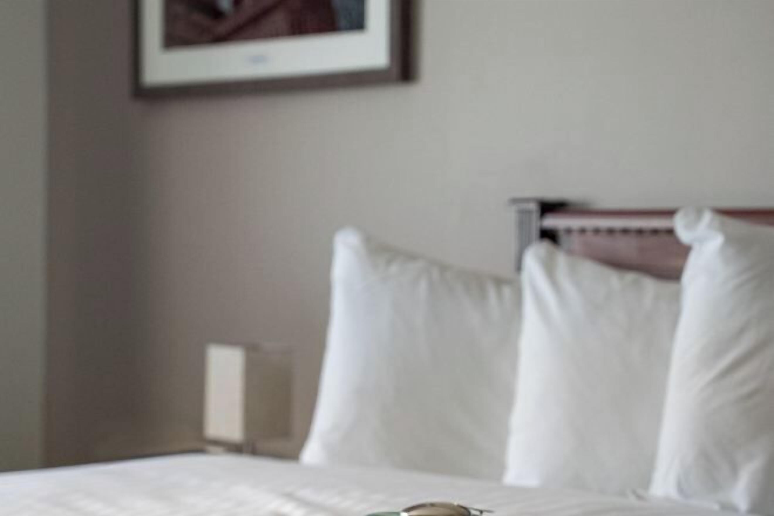 Caja de seguridad en la habitación y espacio para trabajar con laptop 