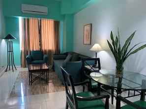 Junior tweepersoonskamer, 1 kingsize bed | Woonruimte | Televisie