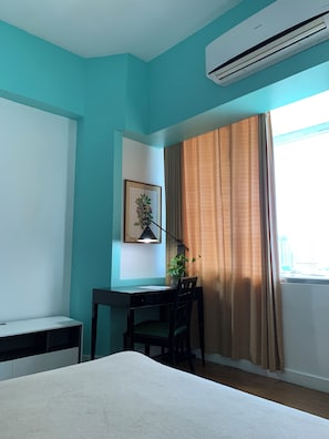 Chambre supérieure, 1 très grand lit | Coffre-fort, bureau, espace de travail pour ordinateurs portables