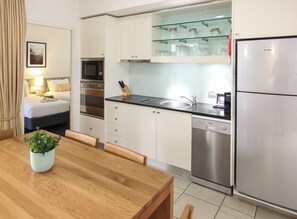 Grand réfrigérateur, micro-ondes, plaque de cuisson, lave-vaisselle