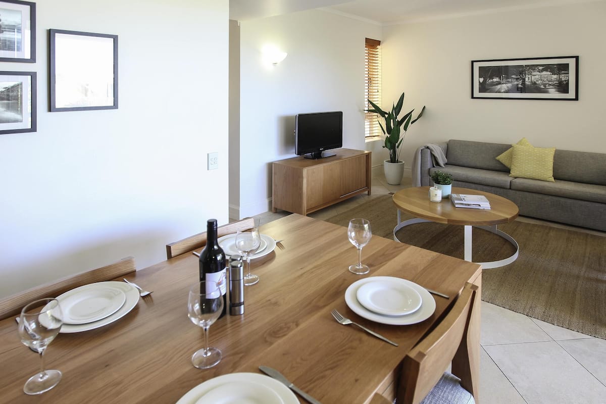 Departamento, 1 habitación (Hastings Facing) | 1 habitación, minibar y caja de seguridad en la habitación