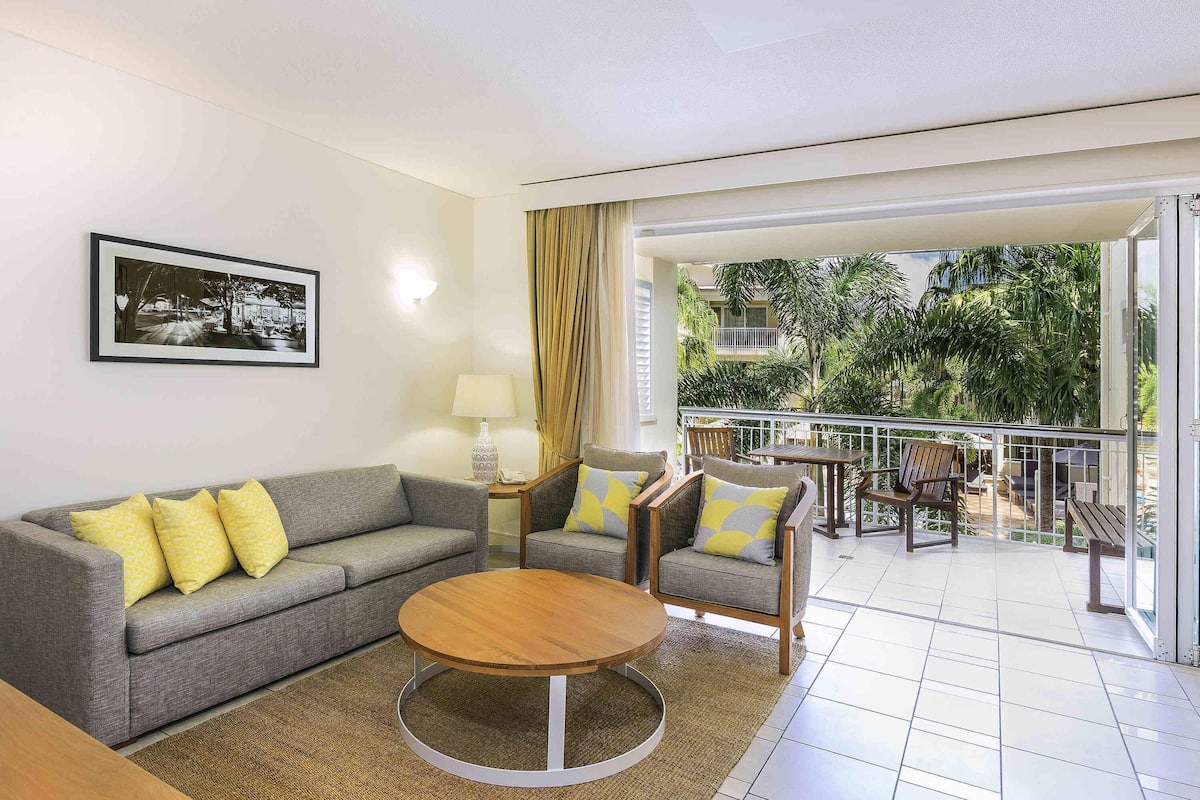 Leilighet, 1 soverom (Garden or Pool View) | 1 soverom, minibar, safe på rommet og individuelt dekorert