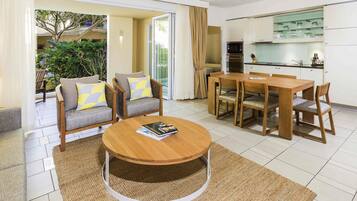 Apartemen, 2 kamar tidur (Noosa River View) | 1 kamar tidur, minibar, brankas, dan didekorasi berbeda-beda