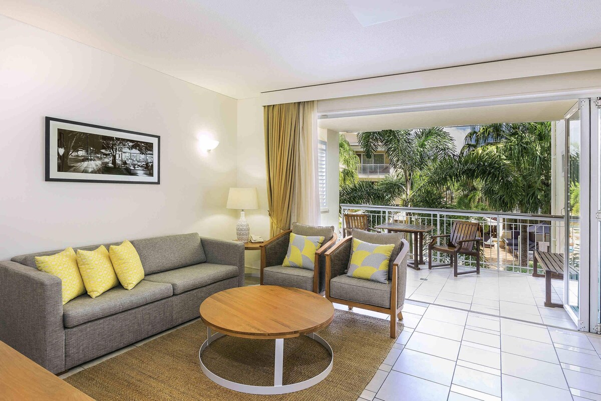 Departamento, 1 habitación, vista a la alberca, en el área del jardín (Garden or Pool View) | 1 habitación, minibar, caja de seguridad en la habitación y escritorio 