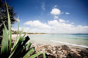 Una playa cerca, arena blanca, toallas de playa