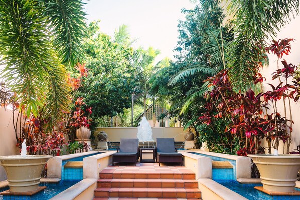 Outdoor pool, pool umbrellas, sun loungers - The Sebel Noosa (Noosa Heads)