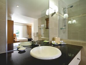 Separate tub and shower, jetted tub, designer toiletries, hair dryer - The Sebel Noosa (Noosa Heads)