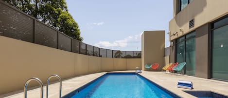 Una piscina al aire libre