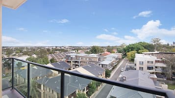 Un barrio residencial con casas y cielo despejado.