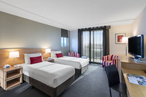 Executive-Studio, Balkon | Schreibtisch, Bügeleisen/Bügelbrett, kostenlose Babybetten