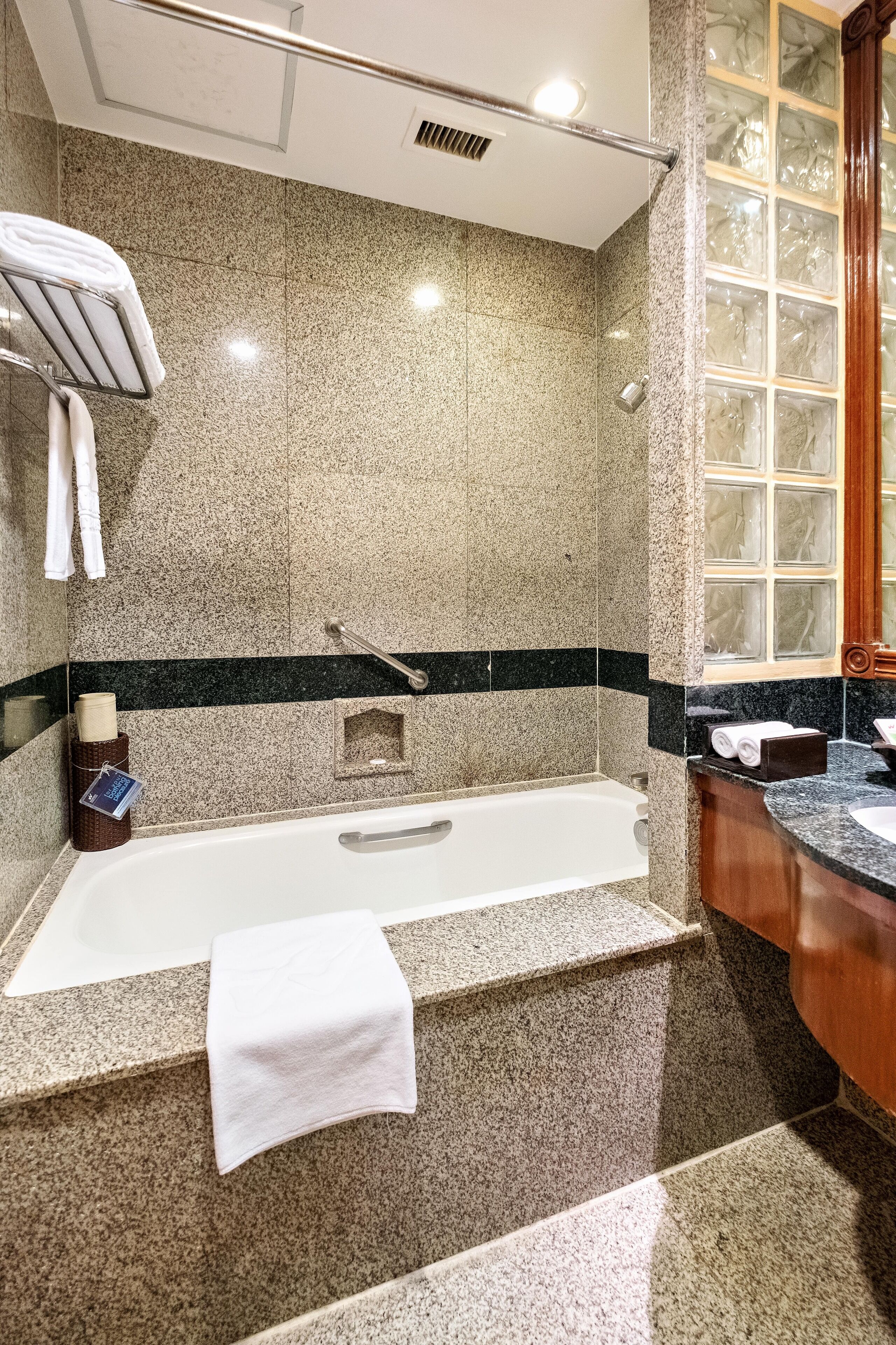 Une salle de bain moderne avec une baignoire sur pieds, un porte-serviettes et une cabine de douche en verre.