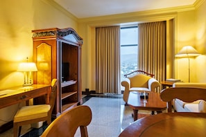 Ambassador Suite | Living area