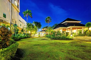 Garden view - Waterfront Cebu City Hotel & Casino (Cebu City)