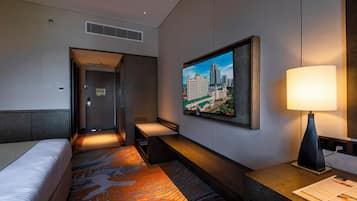 Premier Room | Minibar, desk, blackout curtains, soundproofing