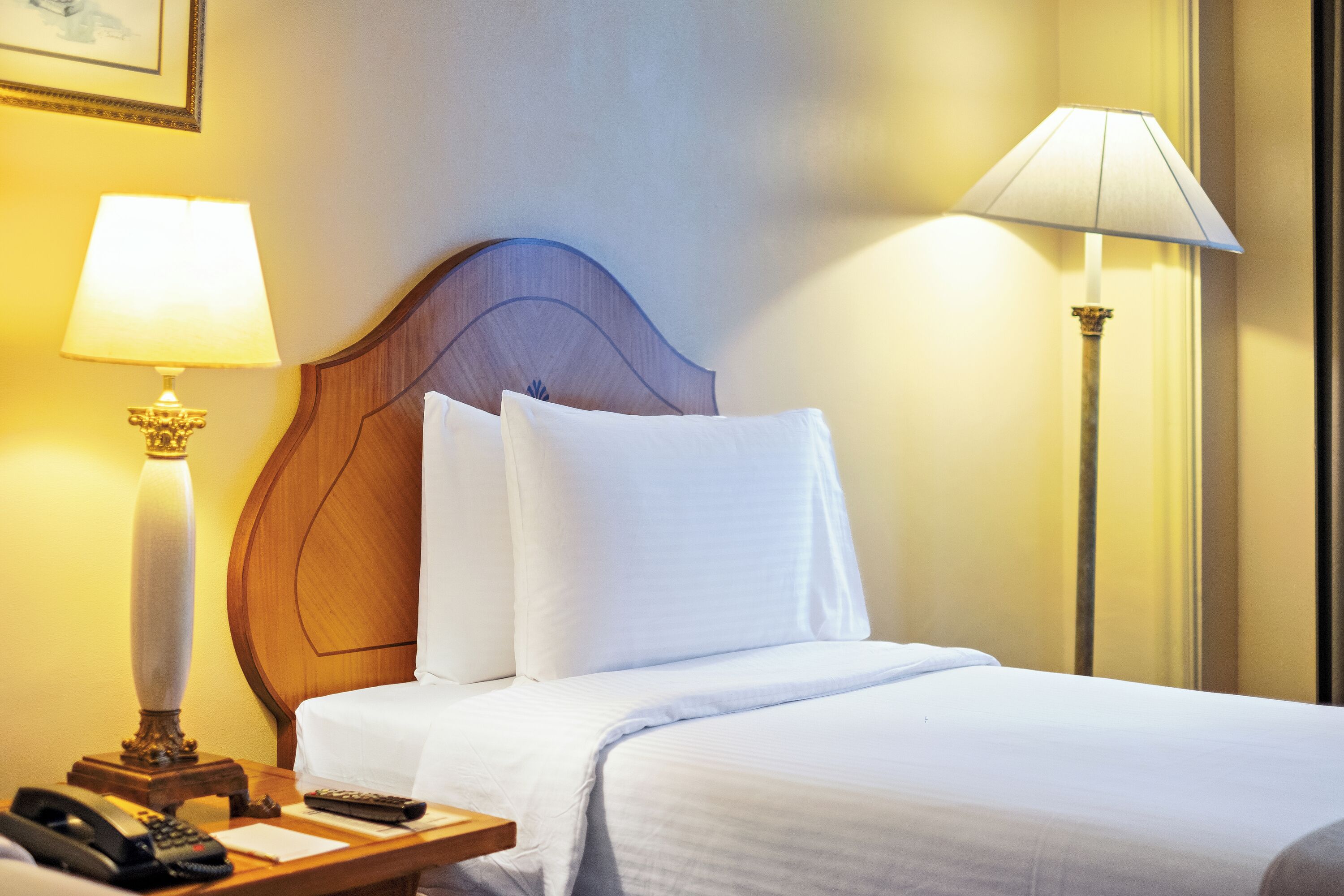 Minibar, meja kerja, tirai kedap cahaya, dan kedap suara